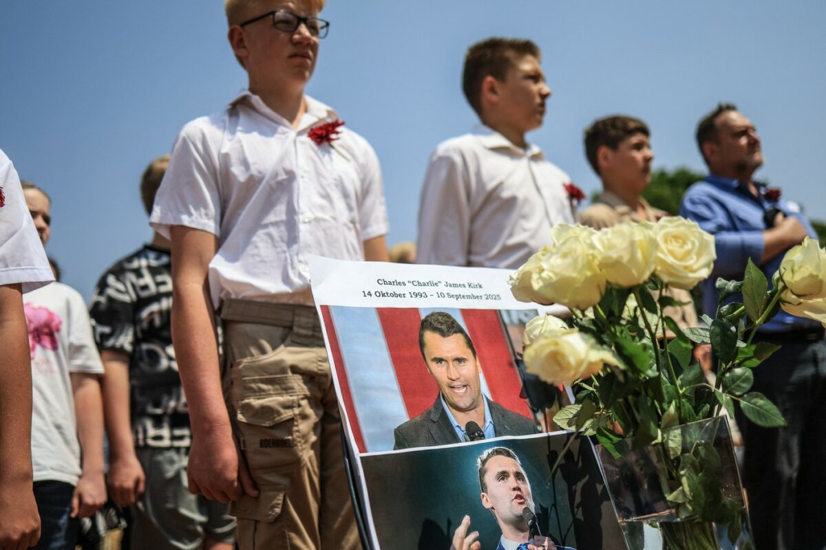 Imagine Stire Bărbat înarmat, prezent la slujba de înmormântare a lui Charlie Kirk! Detalii de ultimă oră | 2review.ro