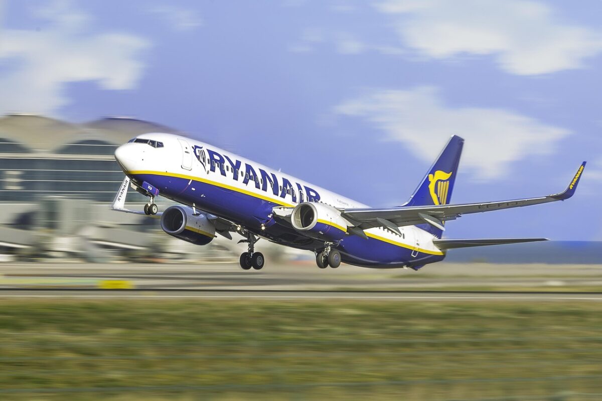 Incident șocant în timpul unui zbor Ryanair. Pilotul, nevoit să aterizeze de urgență după ce un pasager beat ar fi încercat să deschidă ușile de urgență în aer