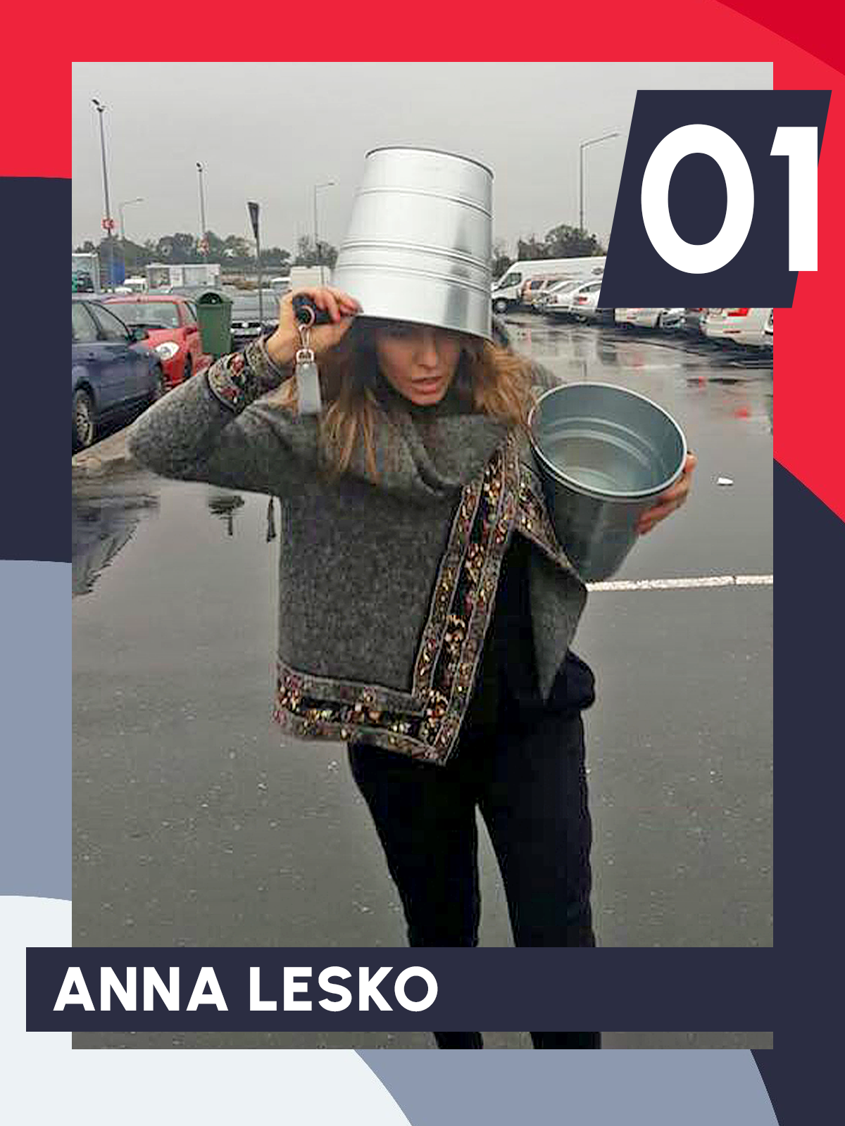 Anna Lesko, cu găleata în cap, se ferește de ploaie