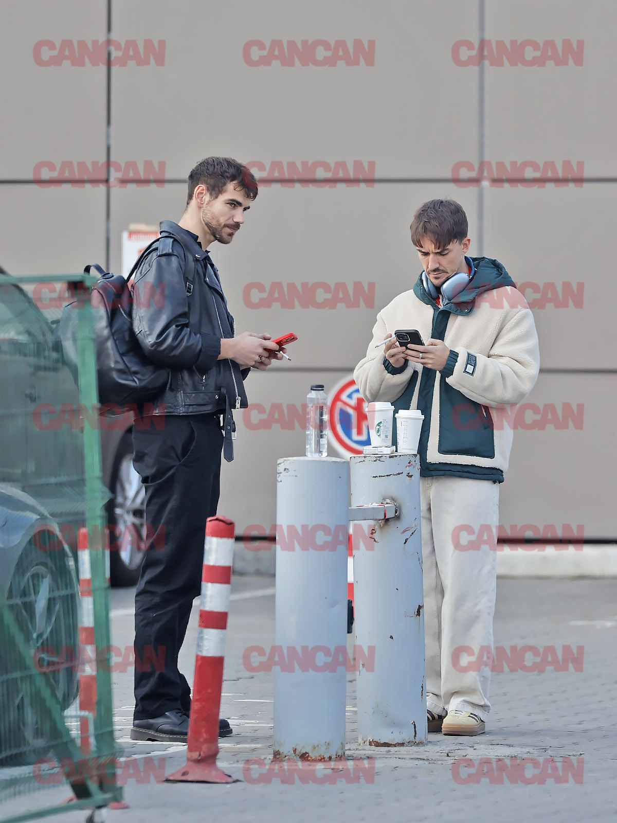 Au stat pe telefoane și nu și-au vorbit aproape deloc