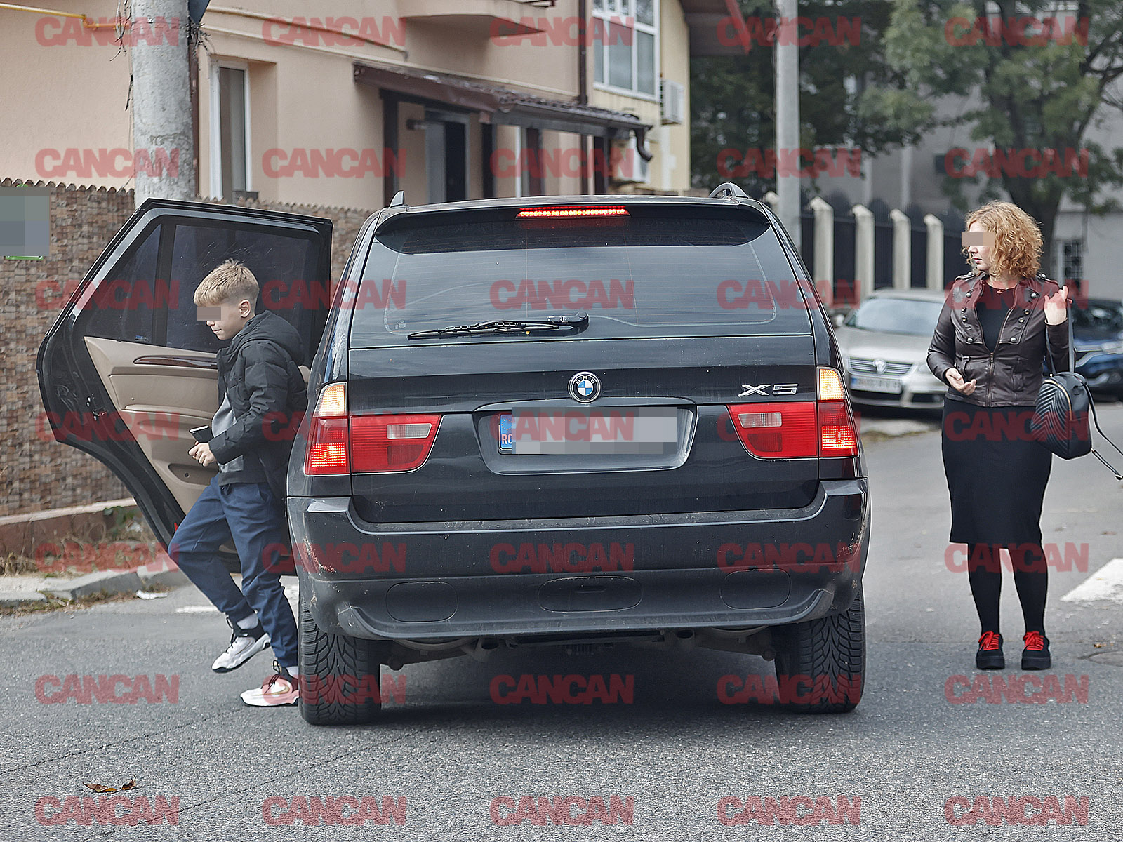 Ernest este un tată implicat! El și soția lui l-au dus pe băiatul lor la antrenament