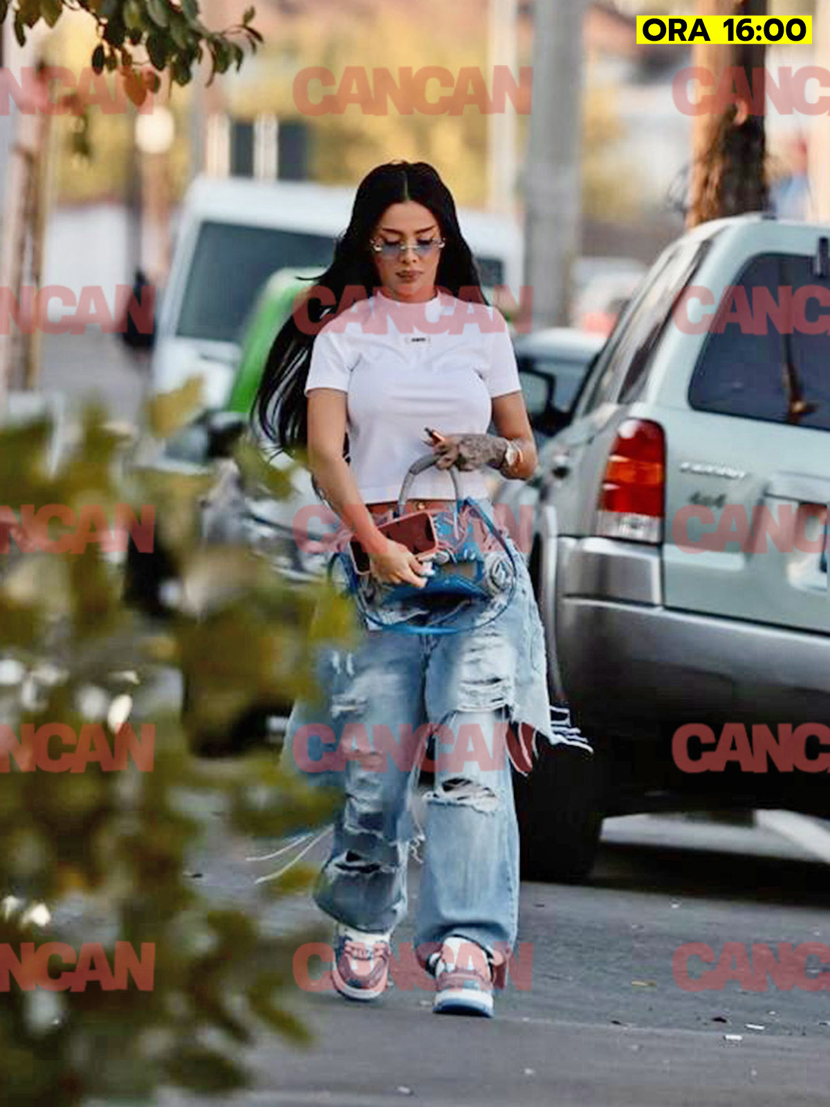 Cristina Pucean are ochii acoperiți cu ochelari de soare