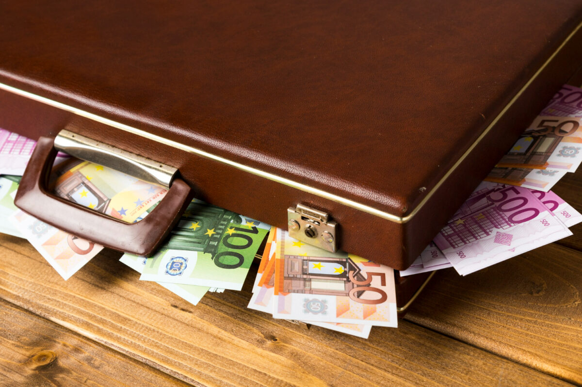 O femeie credea că și-a găsit dragostea vieții, după ce a cunoscut un ”prinț” nigerian. Ce s-a întâmplat după ce i-a trimis 200.000 euro