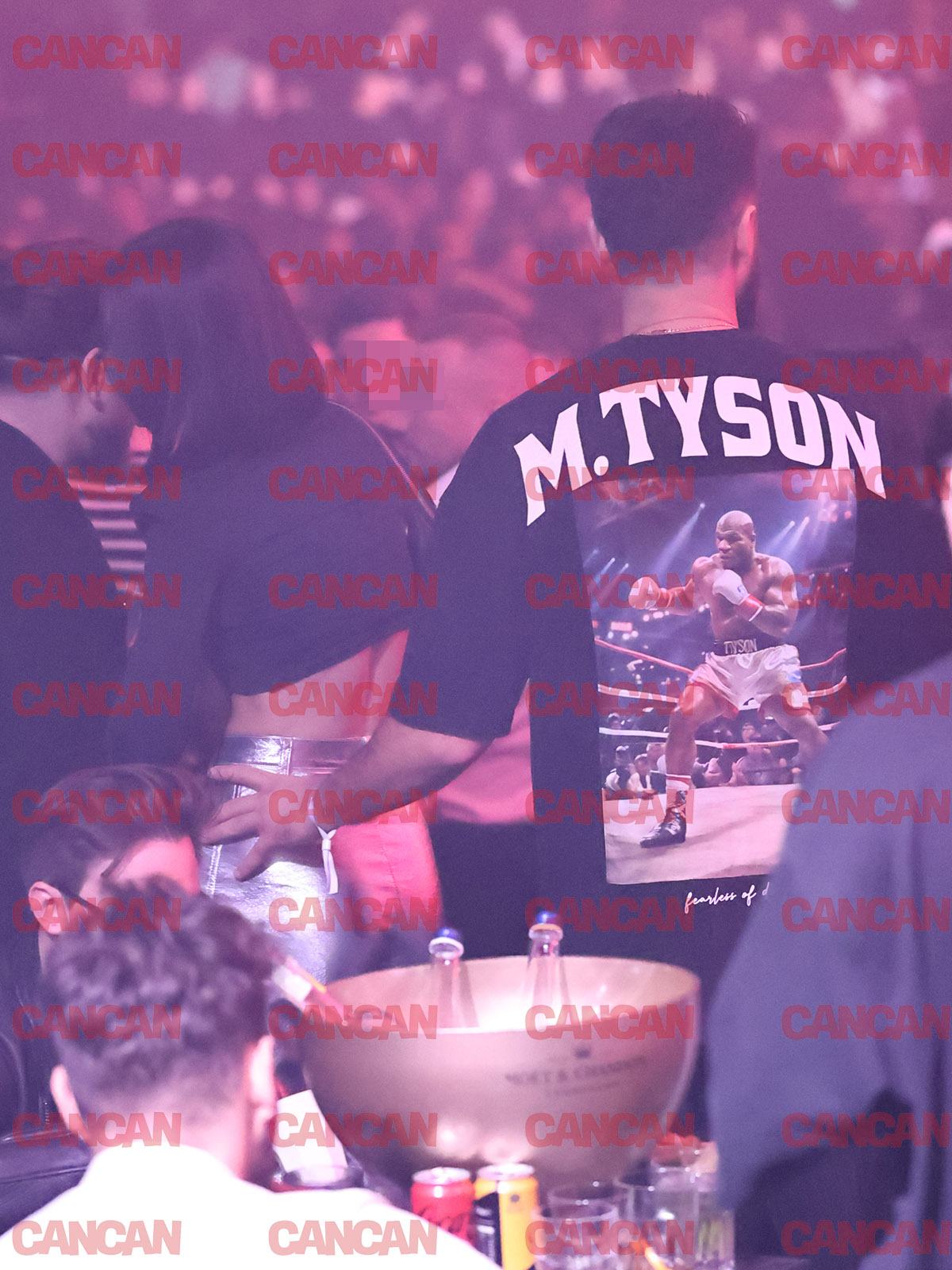 Tânărul nu și-a putut lua mâinile de pe brunetă