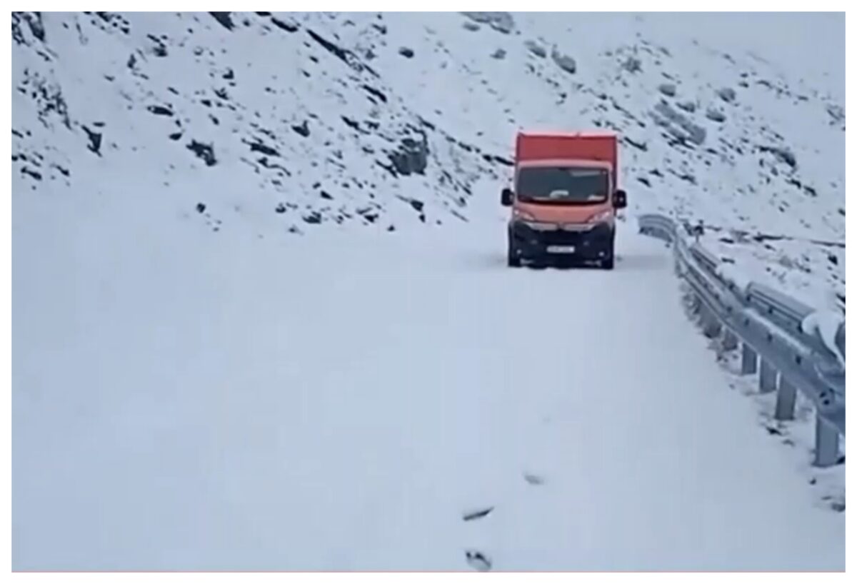 Zăpadă de 40 de cm în România! Accesul a fost limitat, drumarii muncesc de zor cu utilajele de deszăpezire
