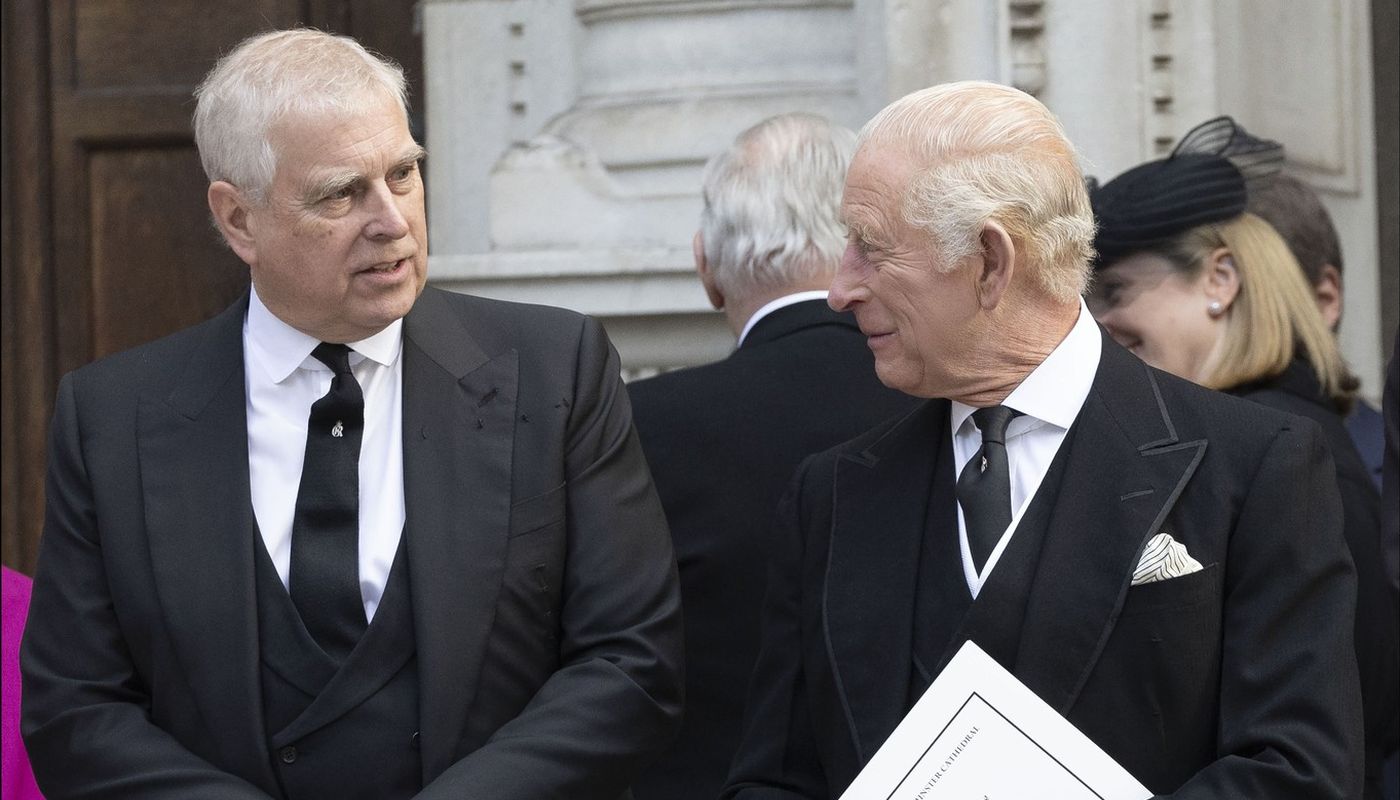 Regele Charles îi retrage titlurile fratelui său Andrew