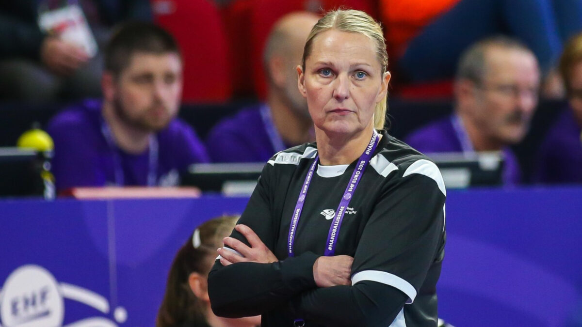 Imagine Stire Fosta antrenoare de la CSM București, reținută de Poliție în aeroport: ”M-au interogat despre documente și plăți” | 2review.ro