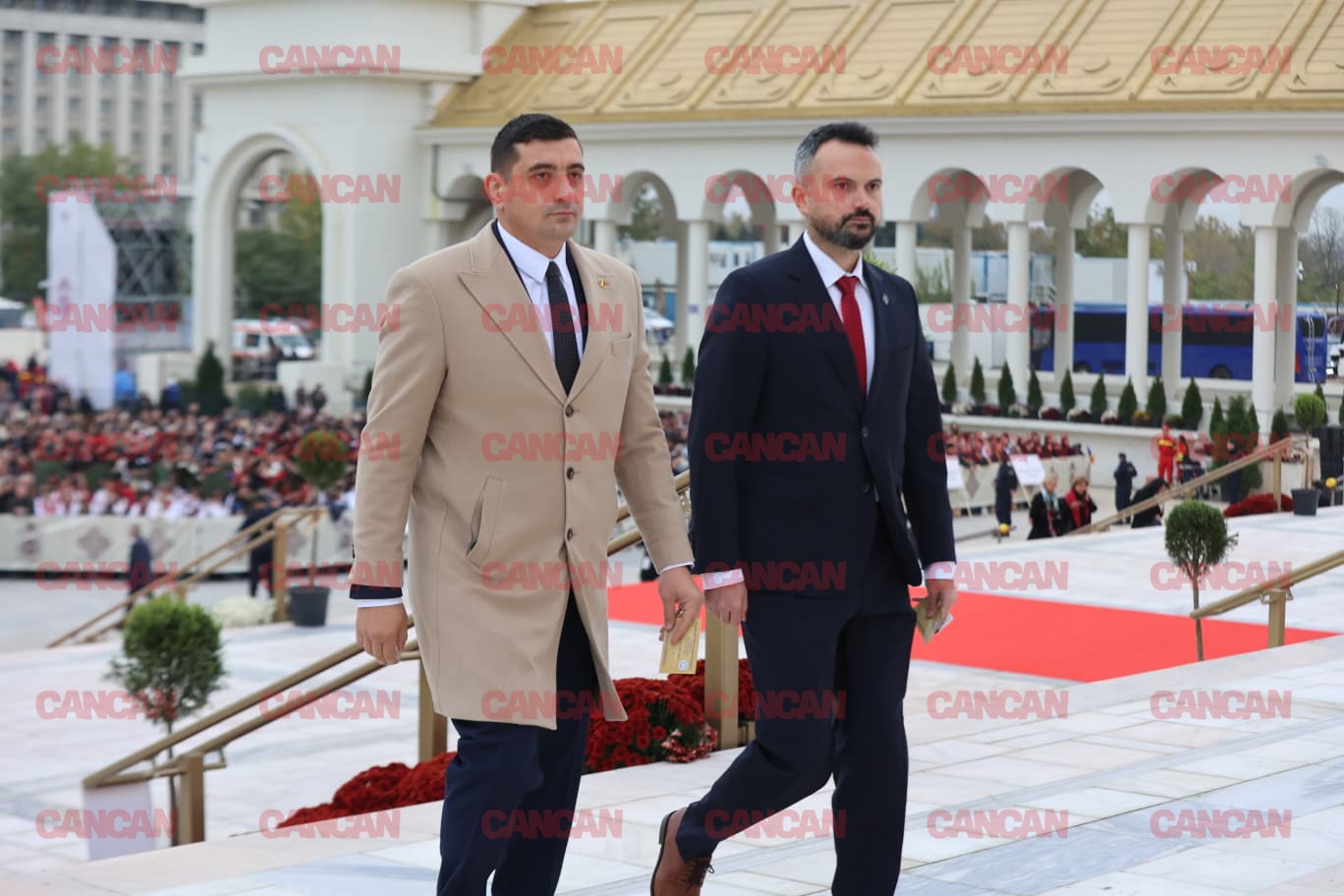 Liderul AUR a mers pe un costum clasic pe care l-a asortat cu un palton bej