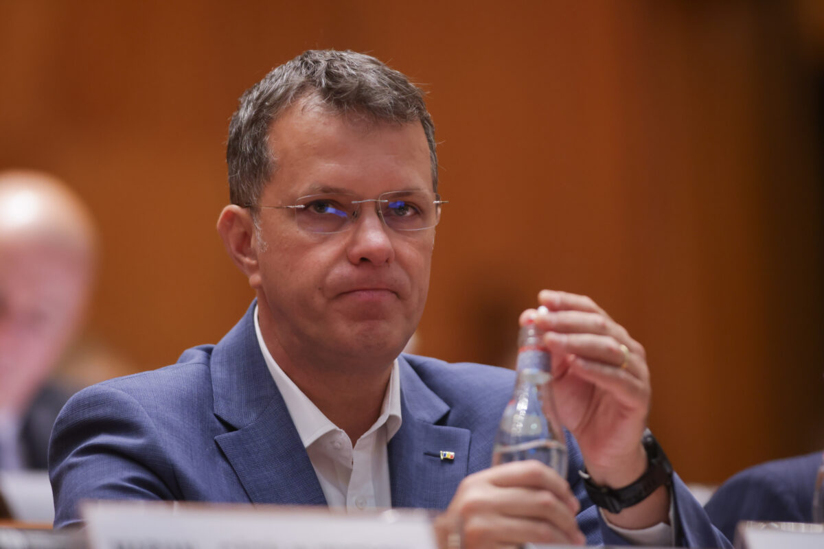 Ministrul Apărării, Ionuț Moșteanu, show cu trotineta în sediul USR! Imagini video inedite