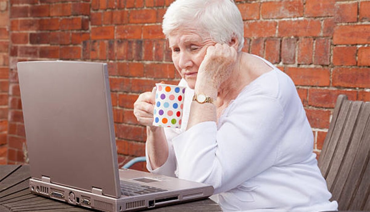Ce a pățit o pensionară de 72 de ani din comuna Rieni, după ce s-a cuplat pe internet cu un așa-zis muzician. Cine era „cântărețul”, de fapt, și câți bani i-a trimis