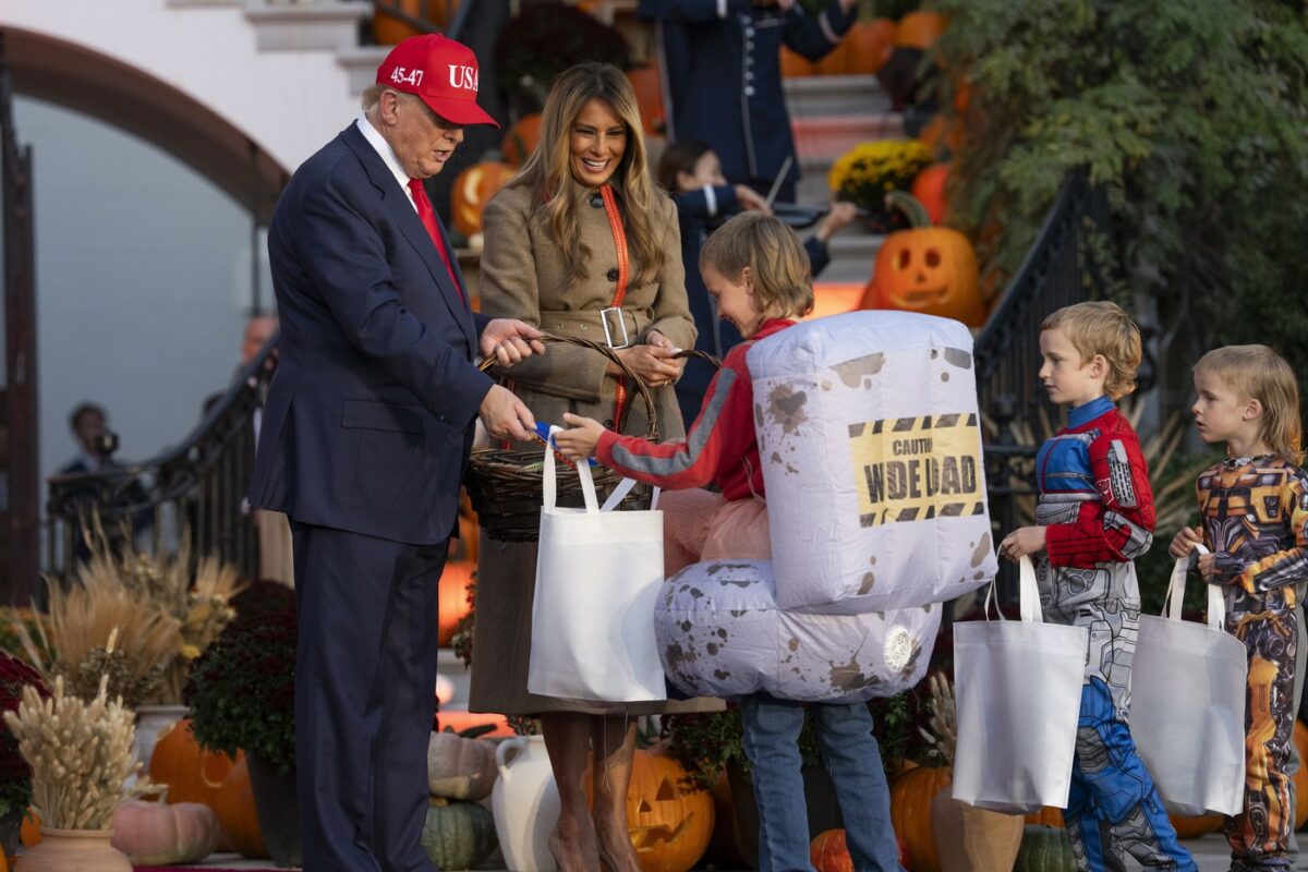 Imagine Stire Melania și Donald Trump au avut un Halloween pe cinste! Cum au decorat Casa Albă și ce au primit copiii din partea lor | 2review.ro