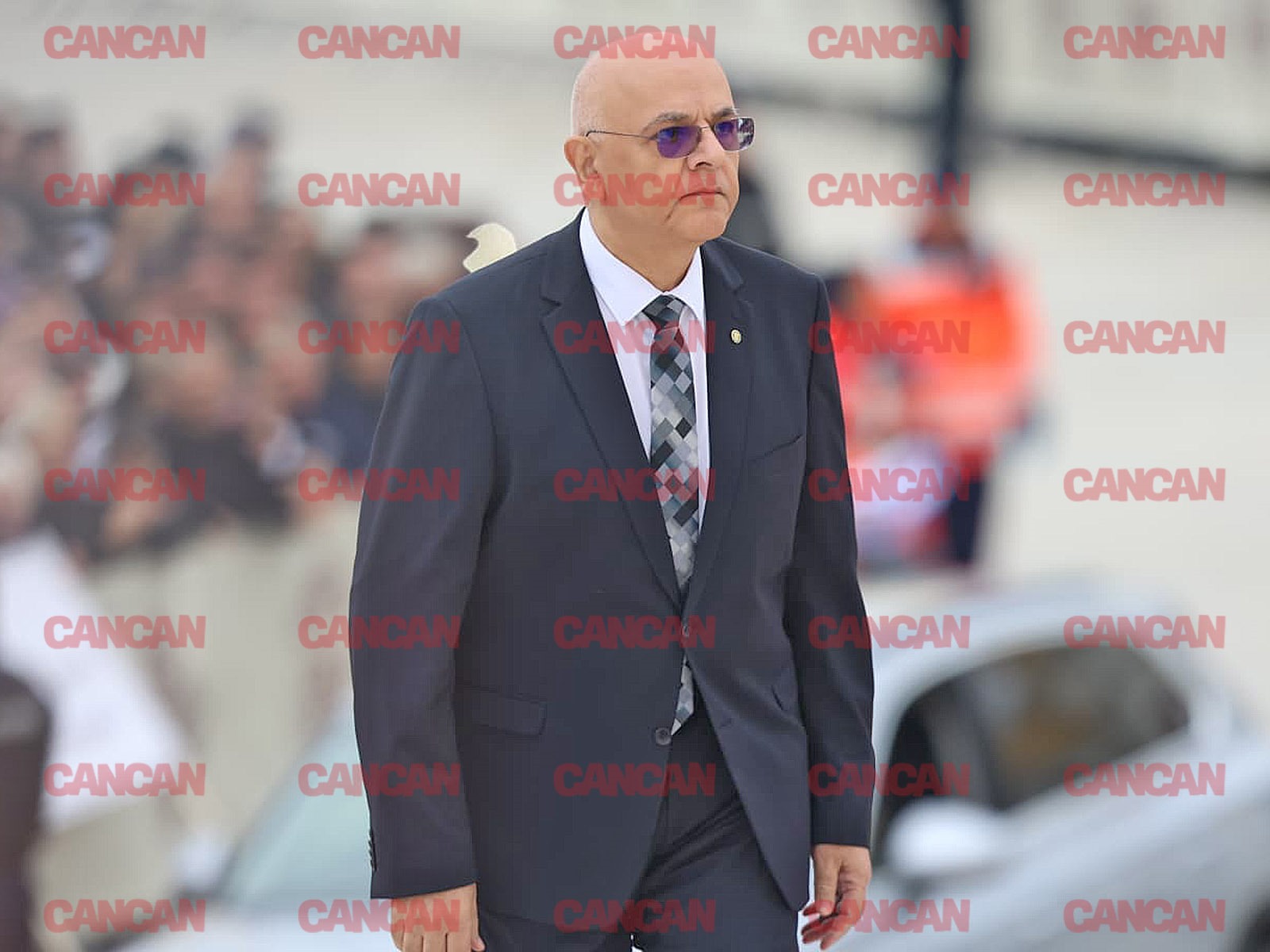 Raed Arafat a mers pe clasicul costum negru pe care l-a scos din anonimat prin prisma cravatei și a ochelarilor fumurii