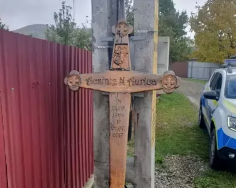 Ca la noi, la nimeni! Un bărbat din Neamț a furat crucea soacrei din cimitir! Unde a dus-o și ce a pățit apoi