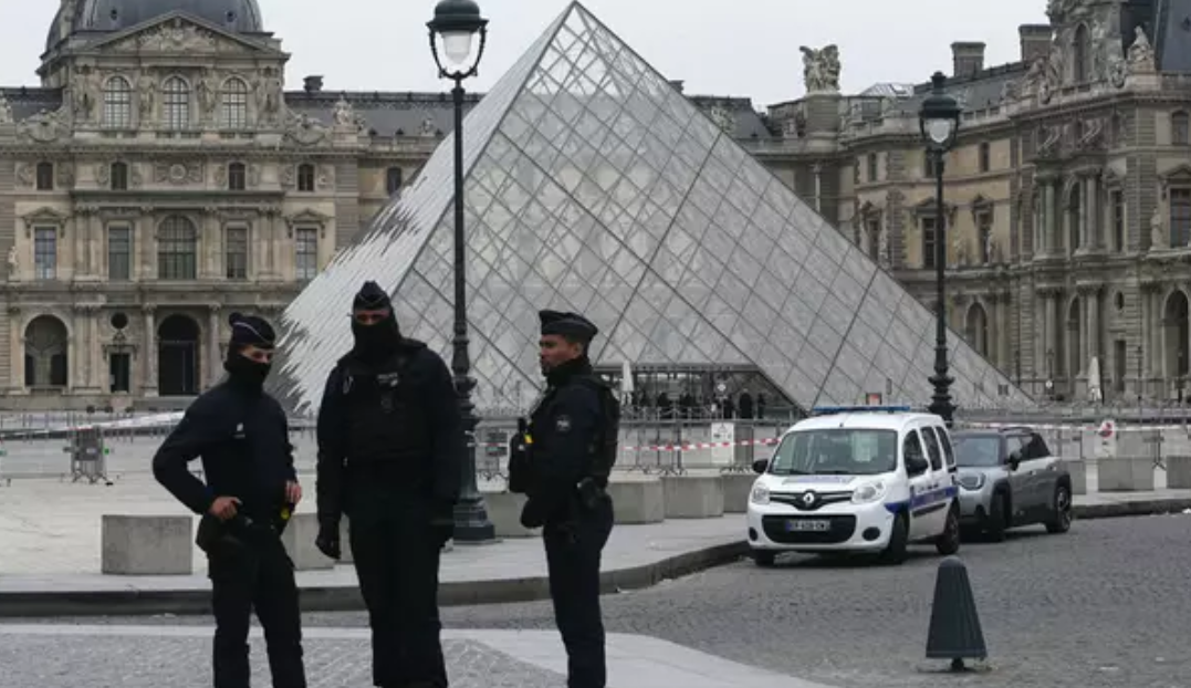 Imagine Stire Hoții de la Luvru au furat coroana împărătesei Eugénie. Cum arată bijuteria cu 1.354 de diamante | 2review.ro