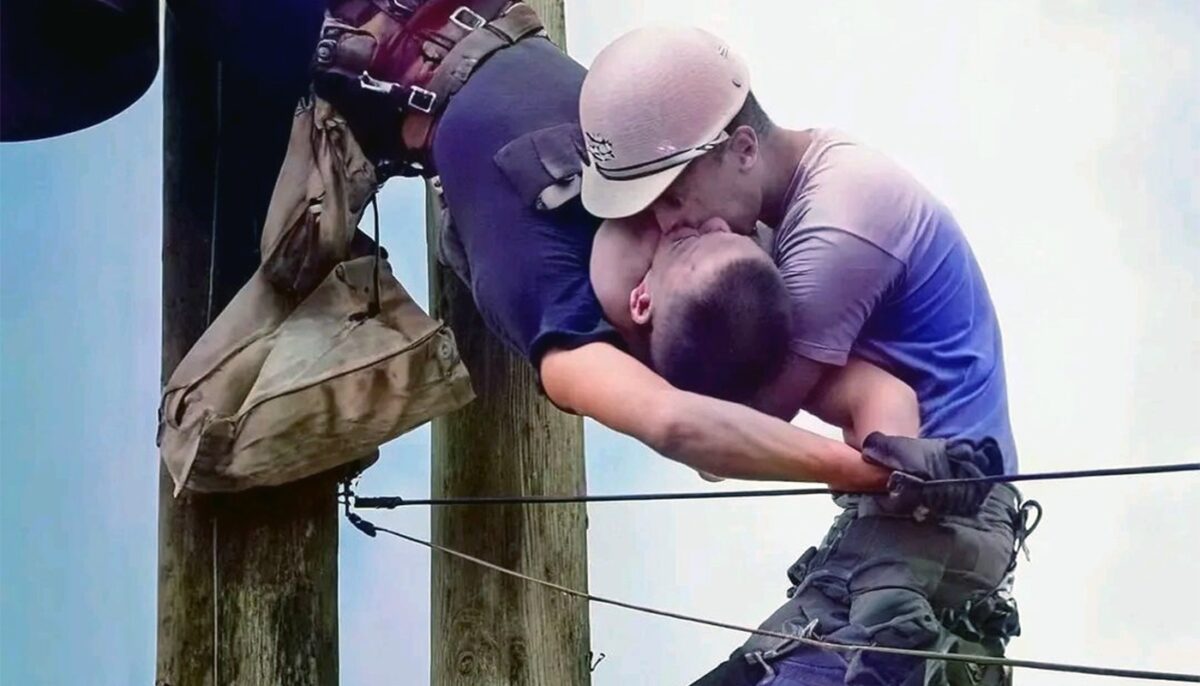 Imagine Stire Povestea „Sărutului vieții” – cea mai emoționantă fotografie din istorie, cu un electrician electrocutat și colegul său care încearcă să-l mențină în viață | 2review.ro