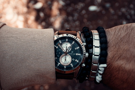 (P) Accesorii care definesc stilul: cum să alegi piesele potrivite pentru un look masculin