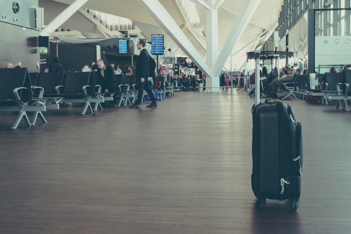 Câți bani cash poți avea la tine când călătorești cu avionul, de fapt. Amenzi uriașe dacă nu declari suma