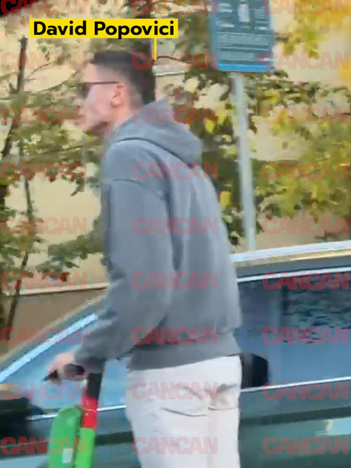 David Popovici, la plimbare pe trotinetă!