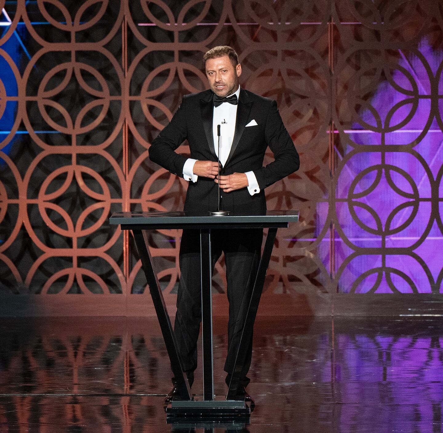 Cristi Pulhac și-a aranjat sacoul și și-a tăvălit colegii și prietenii pe scena emisiunii 