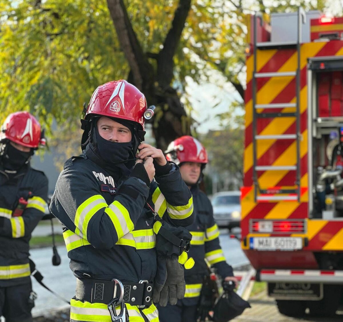 El este Sebastian, pompierul-erou care a salvat viața unui vecin în timpul său liber. Bărbatul căzuse într-o fântână