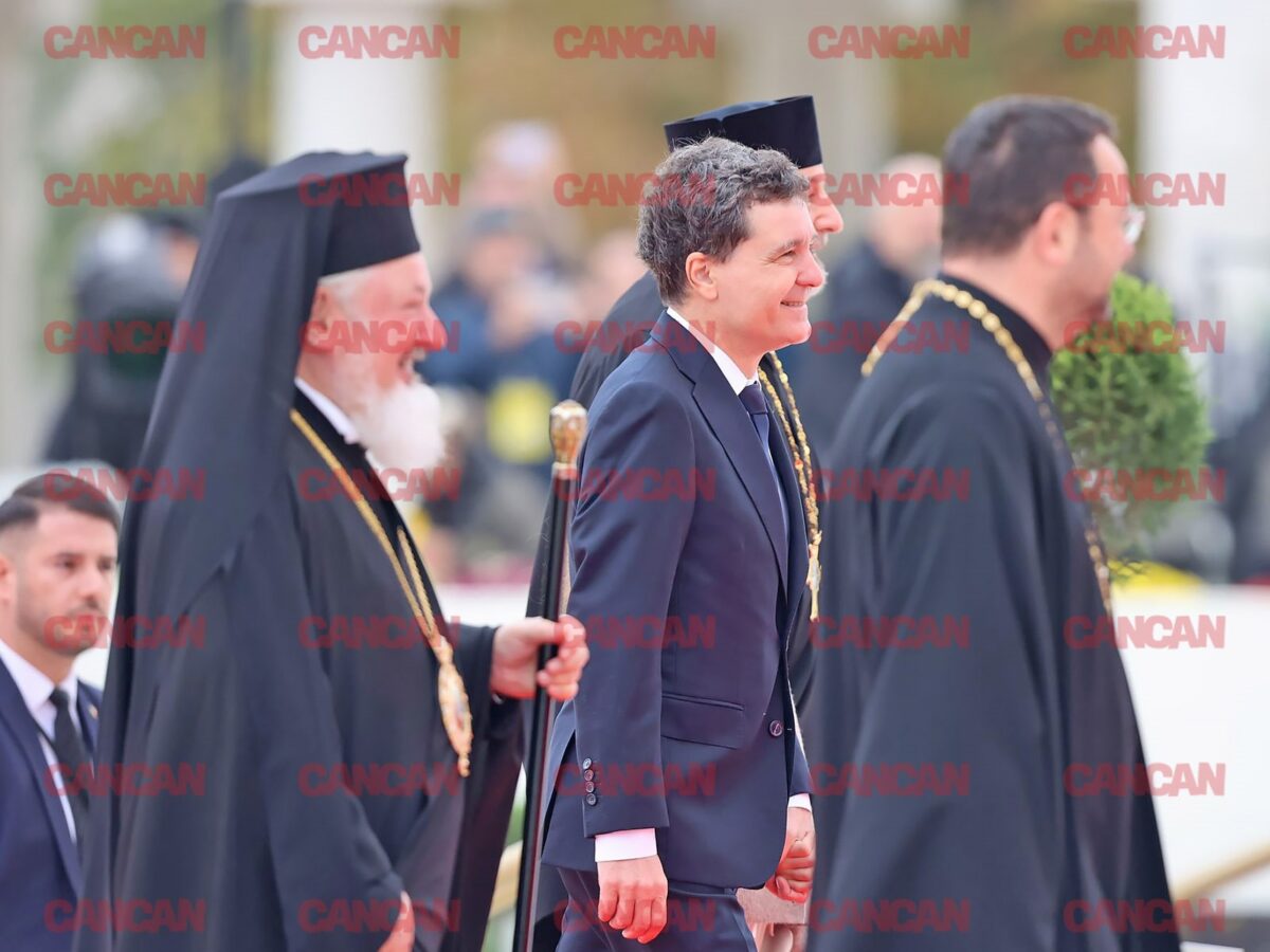 Imagine Stire Gestul lui Nicușor Dan în fața mulțimii, când a ajuns la Catedrala Mântuirii Neamului. Președintele României a fost singurul care a făcut asta! | 2review.ro