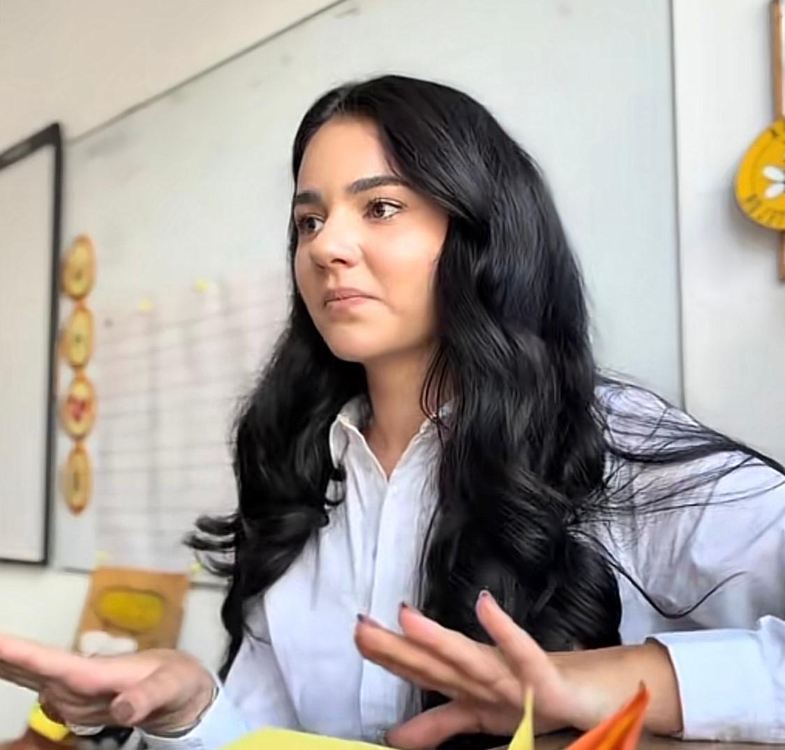 Antonia Dumitru, o tânără învățătoare, a devenit virală după ce le-a cerut ”chirie” elevilor săi pentru locul din bancă: ”Dacă vreți să fiți în clasa mea, trebuie să plătiți”