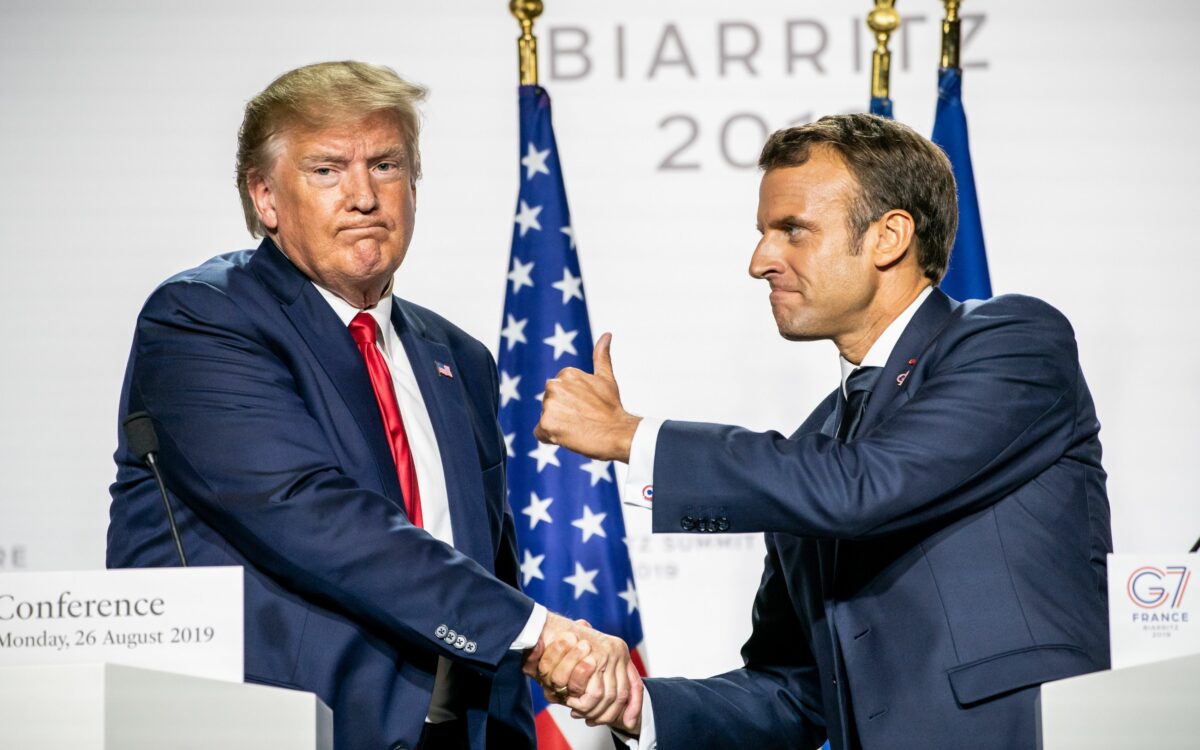 Donald Trump vs. Emmanuel Macron! Duelul „strângerii de mână” care a devenit viral pe TikTok!