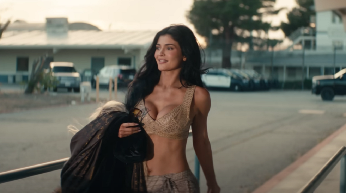 Imagine Stire Kylie Jenner s-a lansat în muzică! Reacțiile fanilor furioși: ”Regina Auto-Tune” | 2review.ro