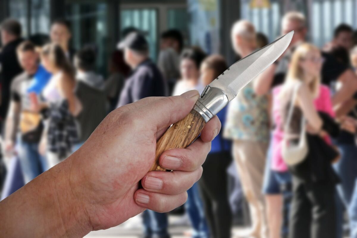 O femeie a fost atacată de un recidivist în sectorul 2 din București. Victima a ajuns la spital