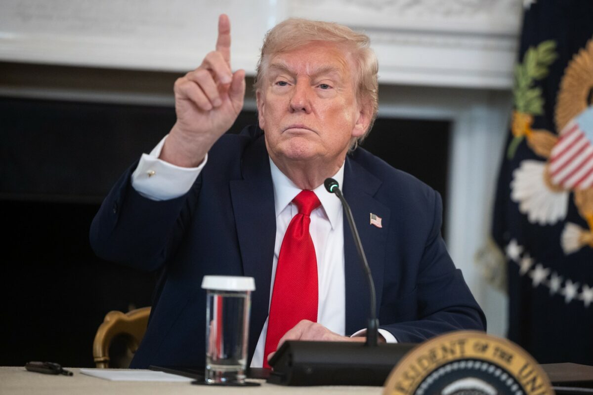 Imagine Stire Donald Trump, decizie radicală după atacul armat de la Casa Albă! Un membru al Gărzii Naționale a murit | 2review.ro