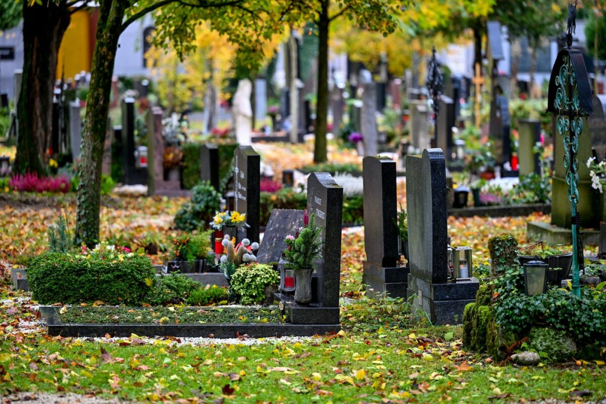 O femeie bogată a furat florile și jucăriile dintr-un cimitir, timp de 7 luni. După o înscenare ca în filme, polițiștii au aflat de ce o făcea