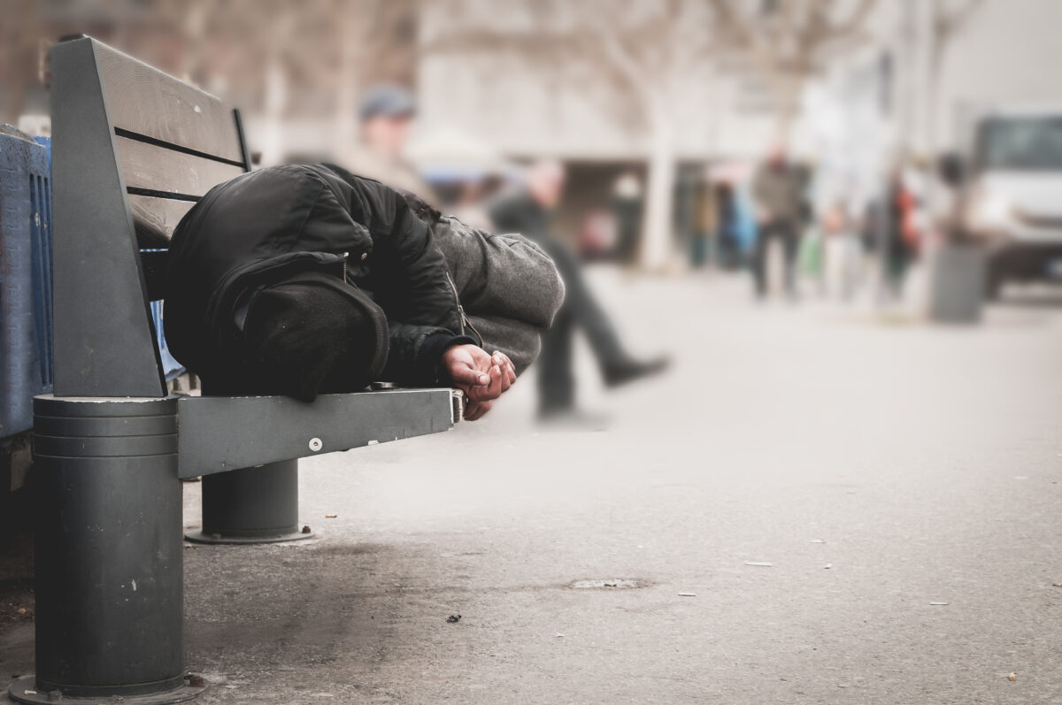 Povestea tânărului de 32 de ani care a renunțat la viața de lux și a ajuns să trăiască pe străzi, cu doar 14 dolari pe zi