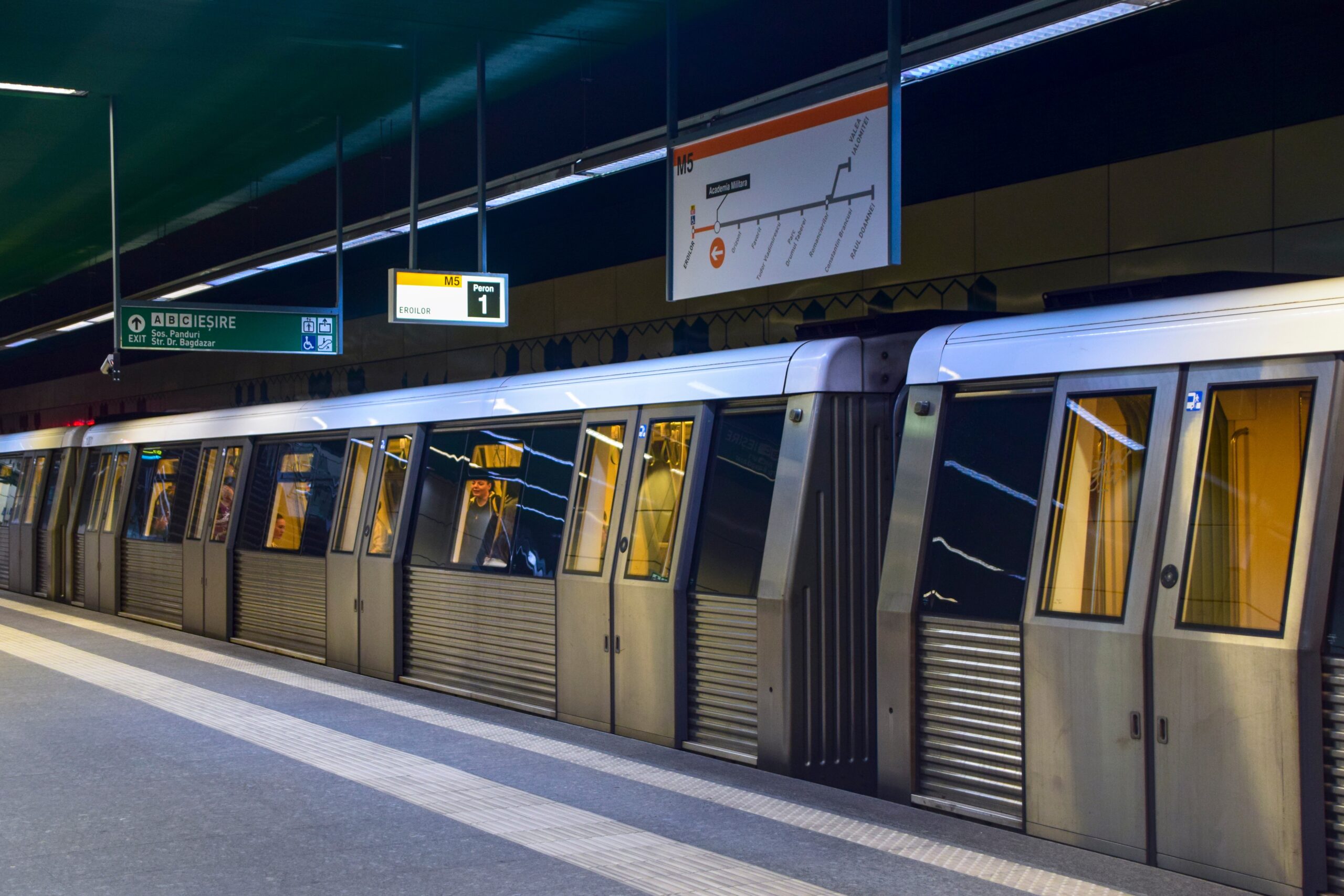 O femeie din București s-a accidentat grav la metrou și a dat compania în judecată. Ce despăgubire URIAȘĂ a primit de la Metrorex