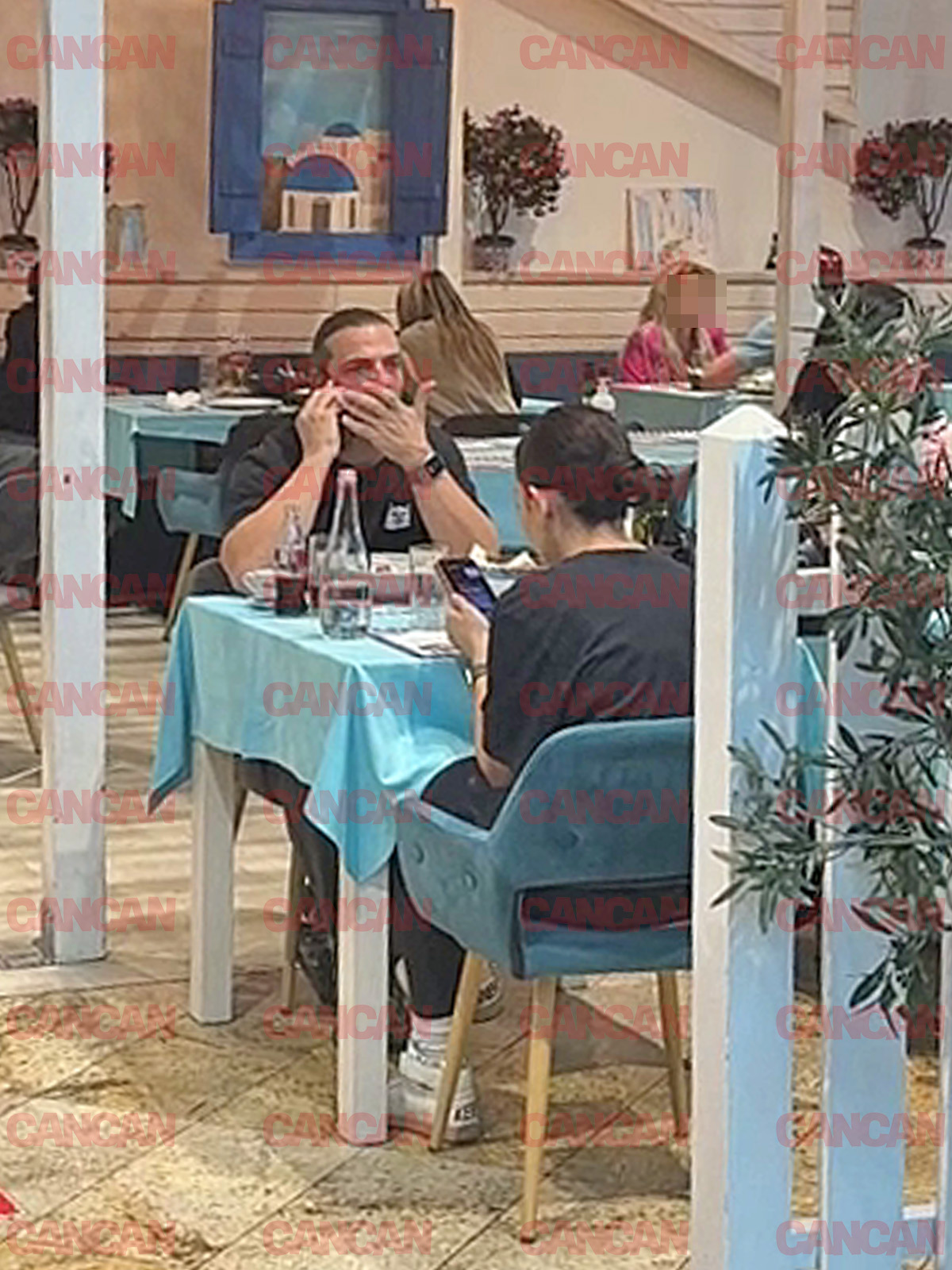 Ceva îi neliniștea teribil pe cei doi