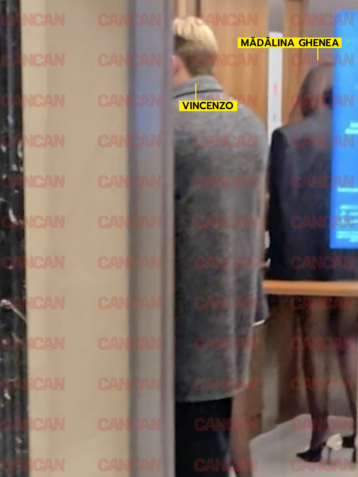 Mădălina și Vincenzo urcă spre camera de hotel