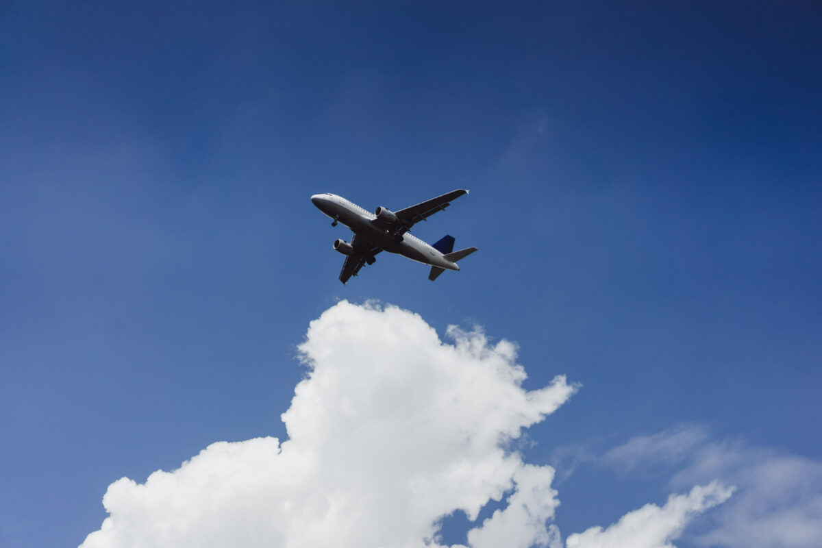 Panică totală pentru pasagerii unui avion! Au văzut pe geam cum aeronava se dezintegra în aer