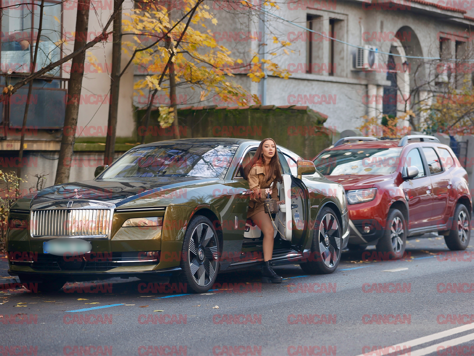 Cati Vijelie iese din Rolls Royce-ul de jumătate de milion de euro