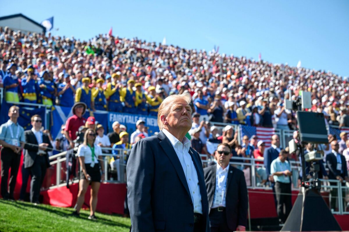 Imagine Stire Donald Trump, umilit din nou în public! Cum au reacționat americanii de pe stadion, când președintele SUA a citit Constituția | 2review.ro
