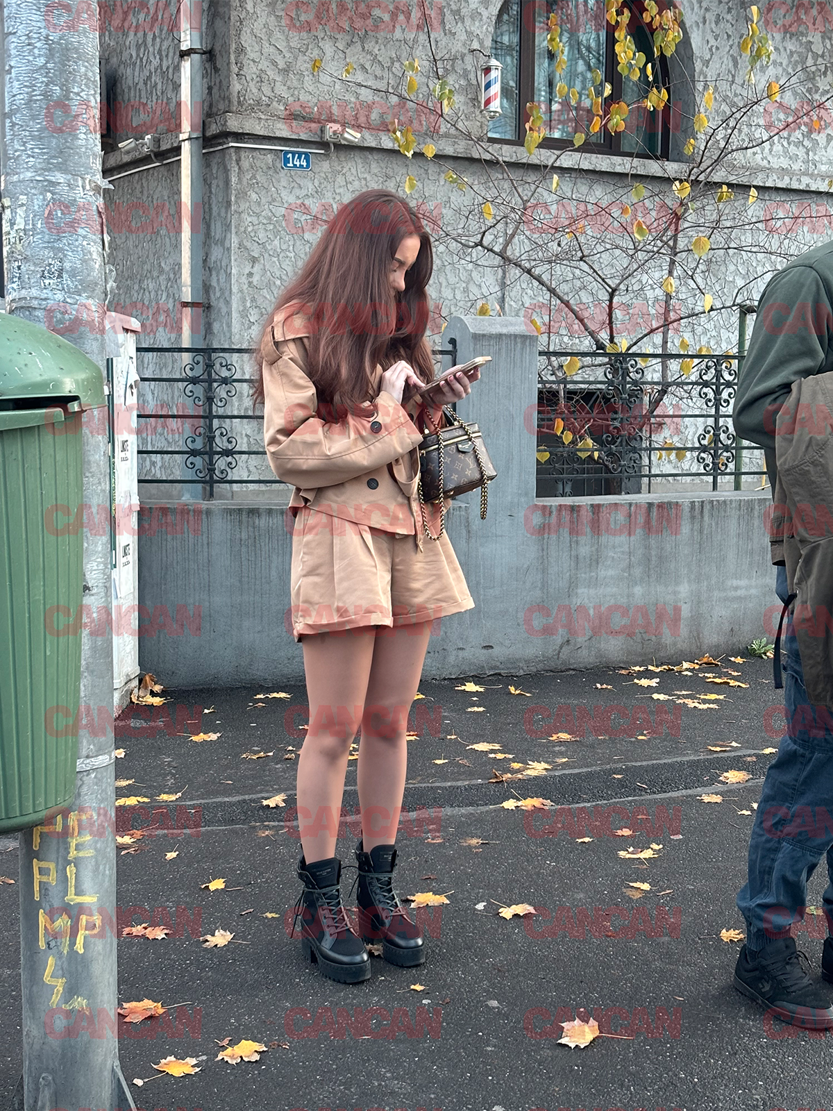 Fiica lui Vali Vijelie stă pe telefon