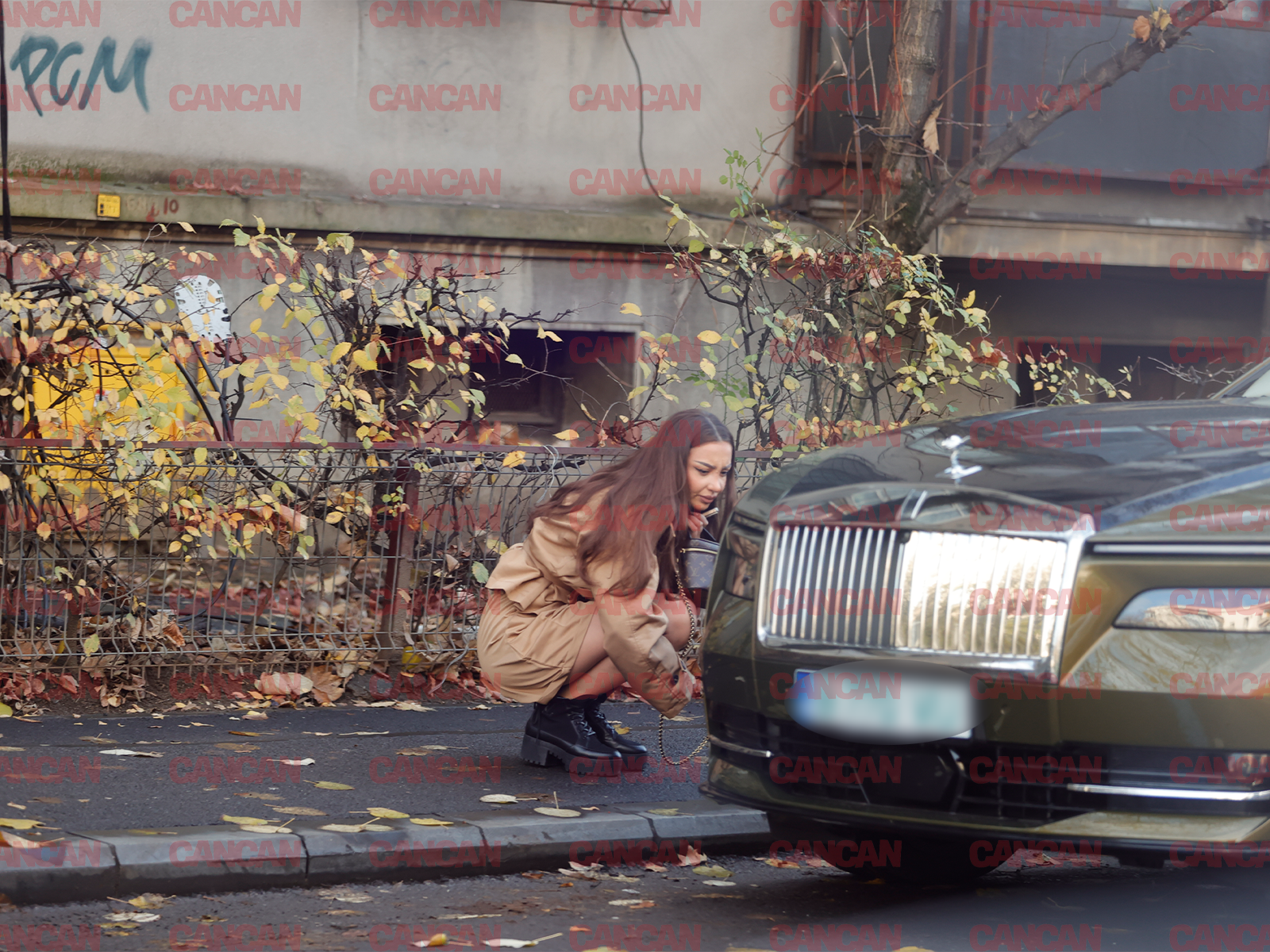 Fiica lui Vali Vijelie analizează cu atenție roata de la mașina