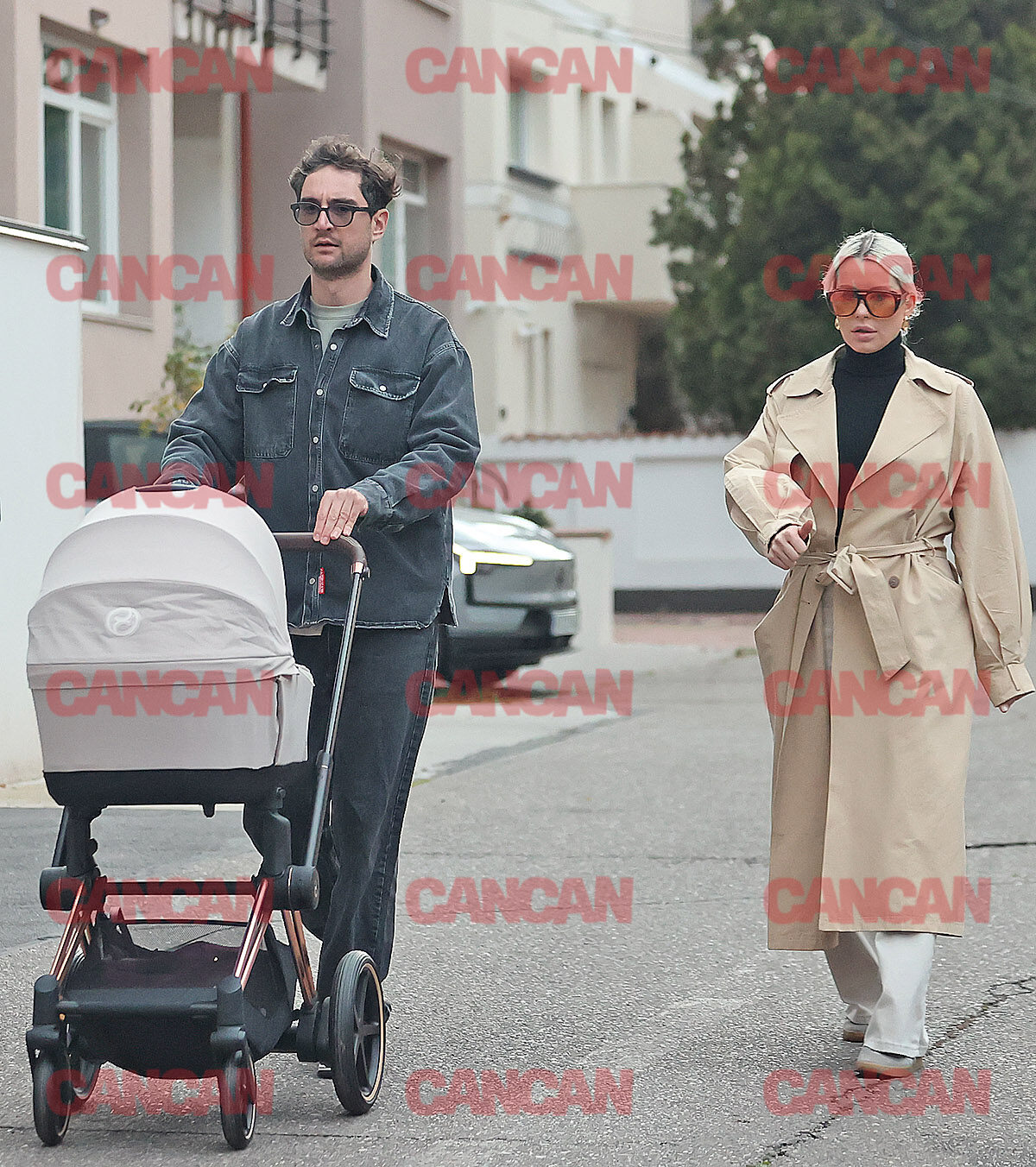 Iubitul ei este un tată atent, căci el a împins căruciorul și a fost foarte atent la cel mic