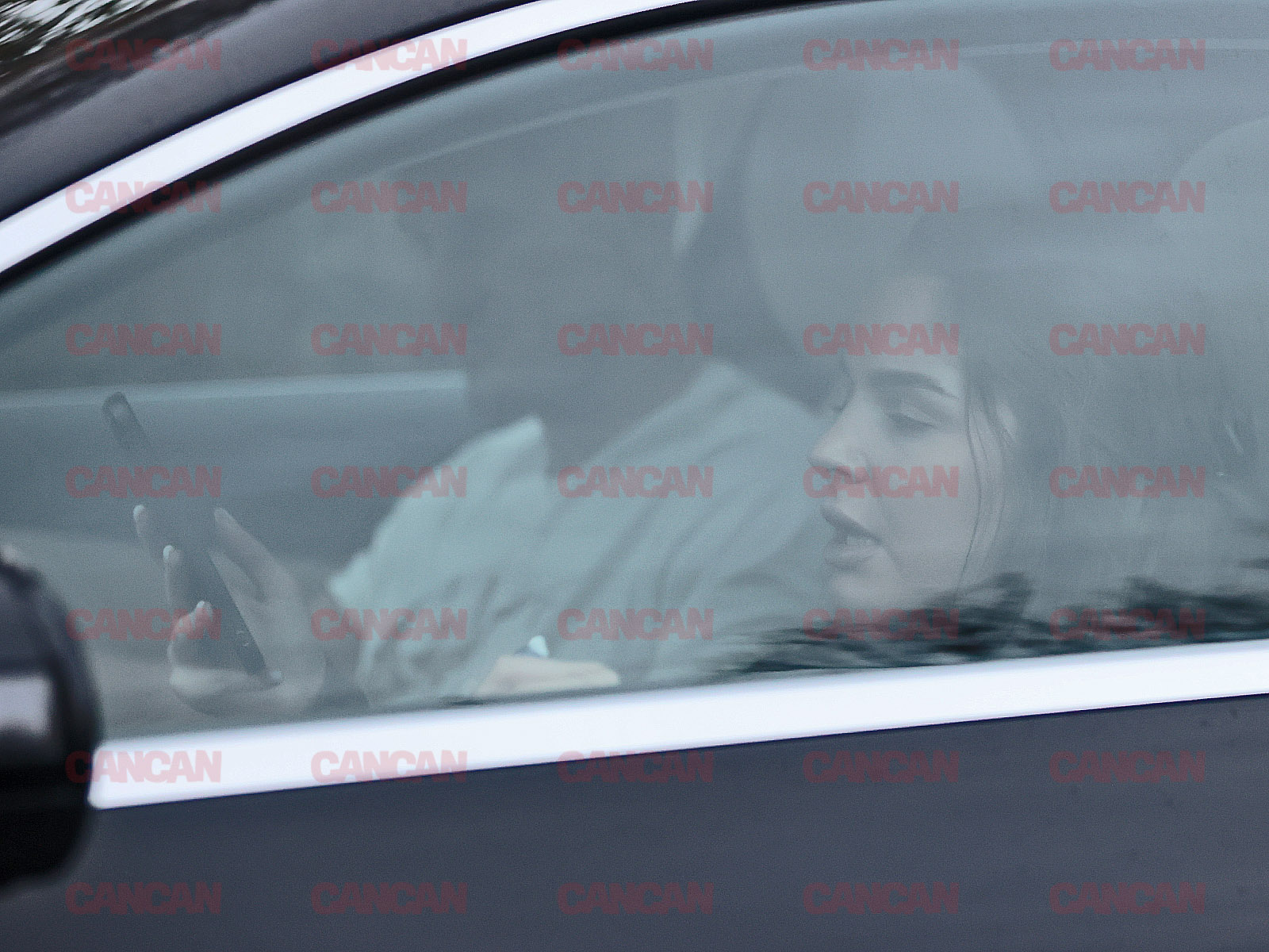 Delea și tânăra par a fi colaboratori, dar nu se știe niciodată