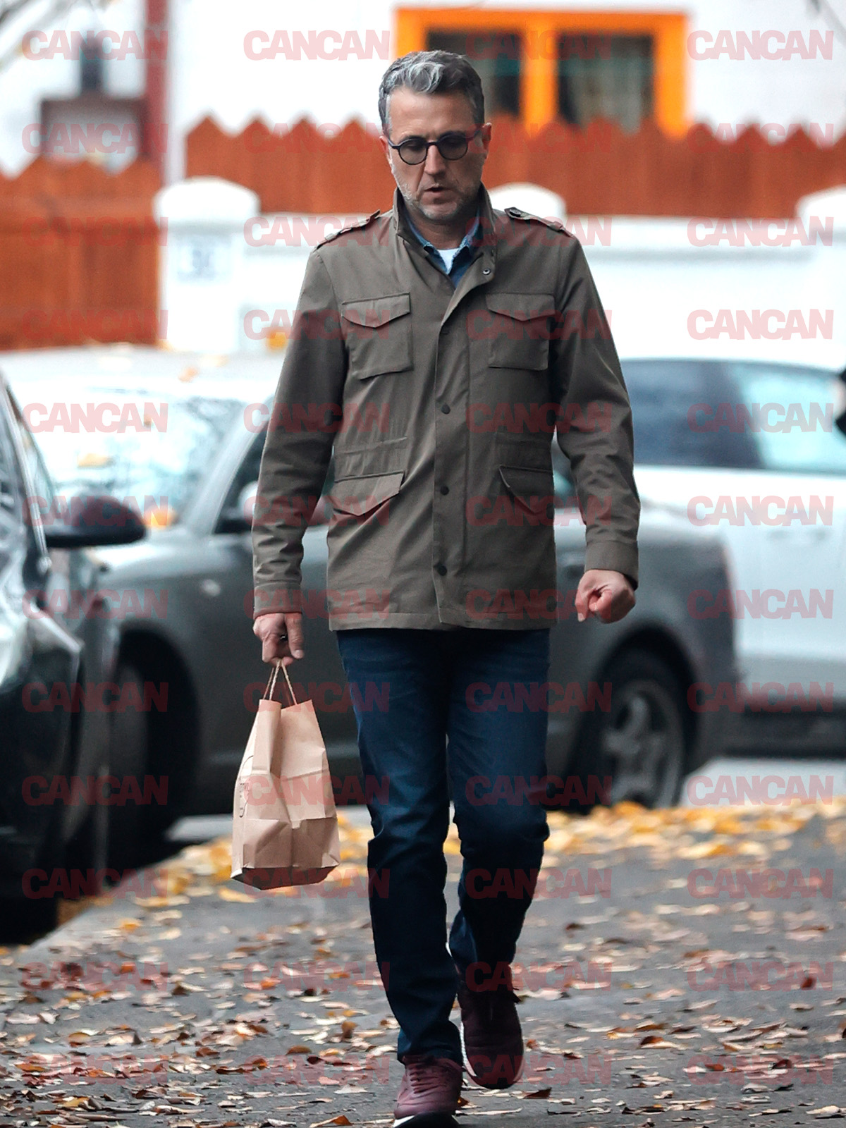 Libertate cu gust amar pentru Andi Moisescu?! Un covor de frunze ruginii și juratul de la Românii au talent într-o jachetă kaki