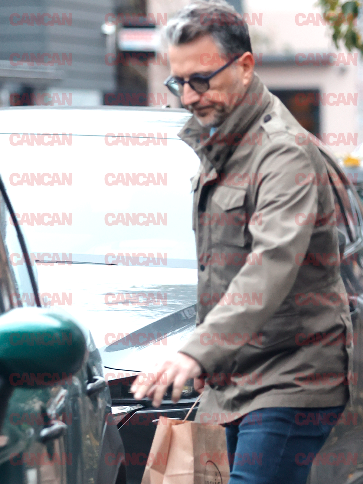 Libertate cu gust amar pentru Andi Moisescu?! Un covor de frunze ruginii și juratul de la Românii au talent într-o jachetă kaki