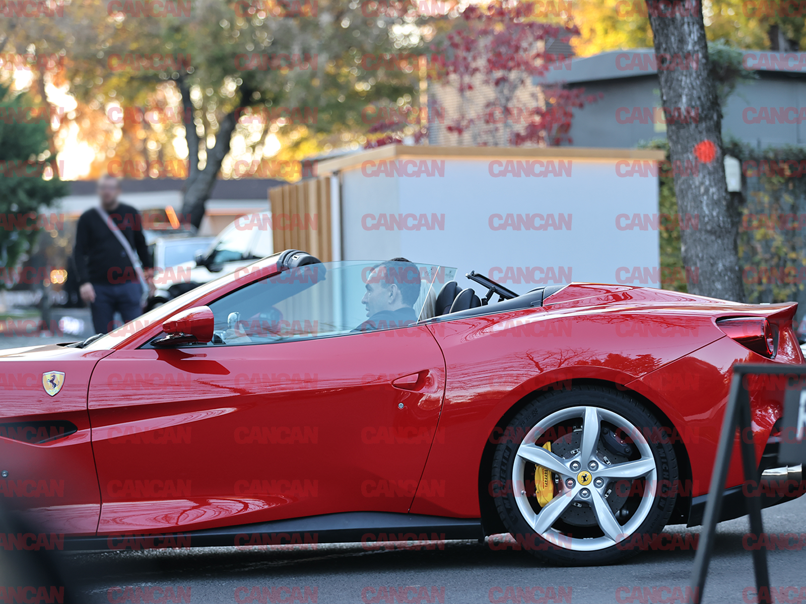 Life hack: Cum s&#259; treci &bdquo;neobservat&rdquo;! Mogulul calapoadelor &bdquo;cur&#259;&#539;&#259; pistoanele&rdquo; de la Ferrari Portofino &icirc;n fa&#539;&#259; la Casa di David