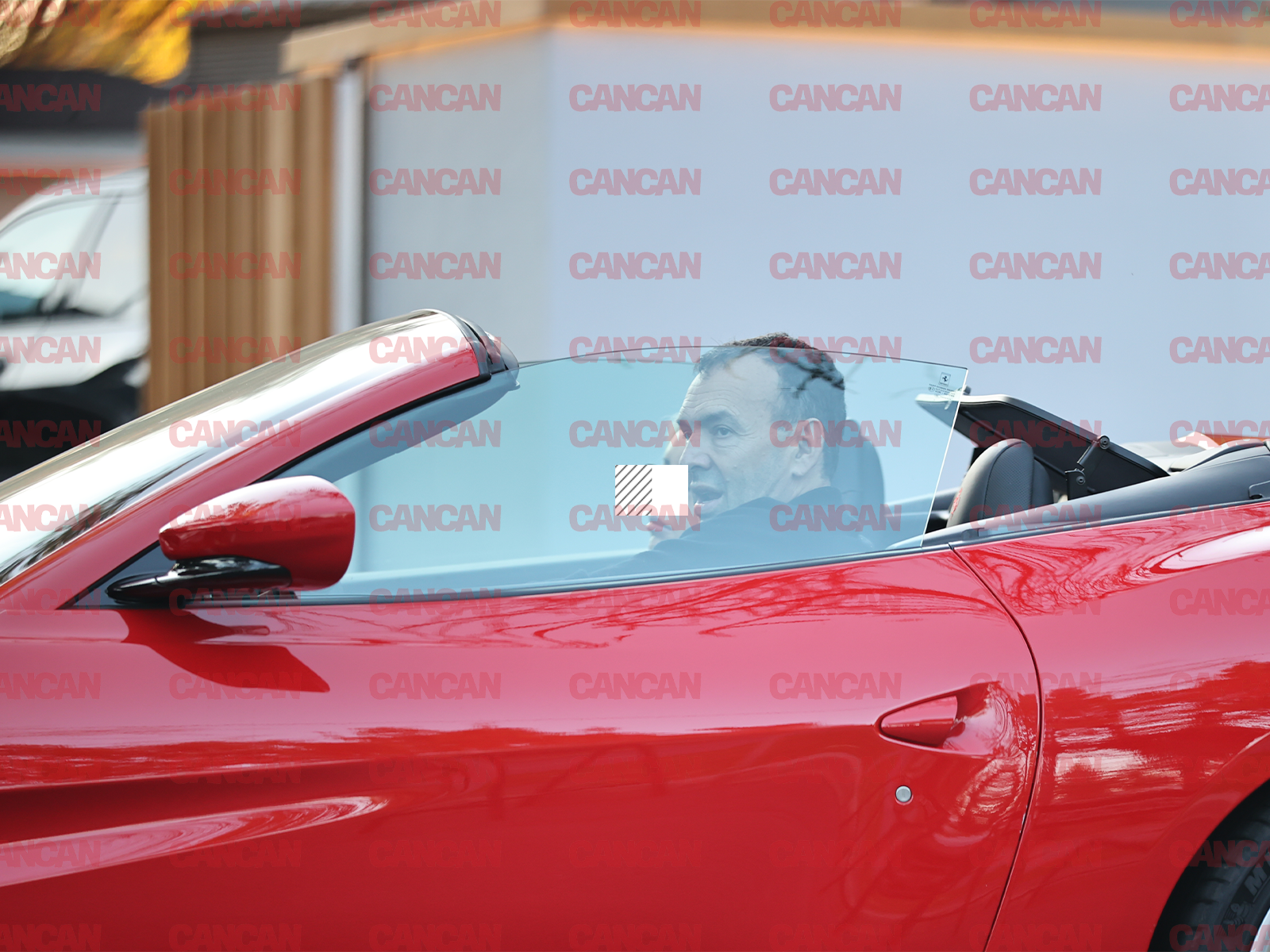 Life hack: Cum s&#259; treci &bdquo;neobservat&rdquo;! Mogulul calapoadelor &bdquo;cur&#259;&#539;&#259; pistoanele&rdquo; de la Ferrari Portofino &icirc;n fa&#539;&#259; la Casa di David