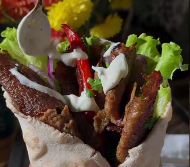 Cum faci kebap la tavă, după rețeta care s-a viralizat pe TikTok! Care este secretul crustei perfecte și aromate