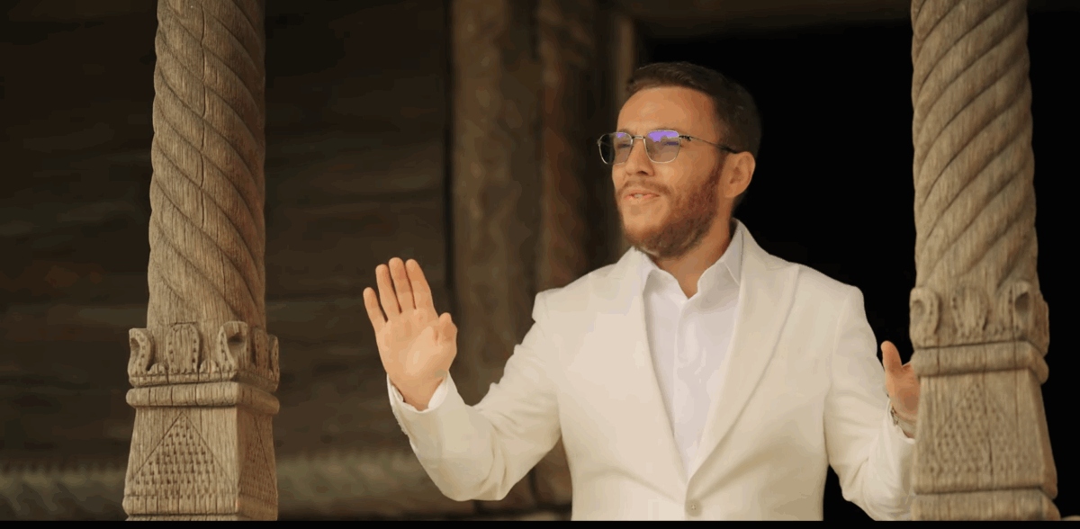 Scandal monstru cu Florin Cercel! A filmat un videoclip în curtea unei biserici și…