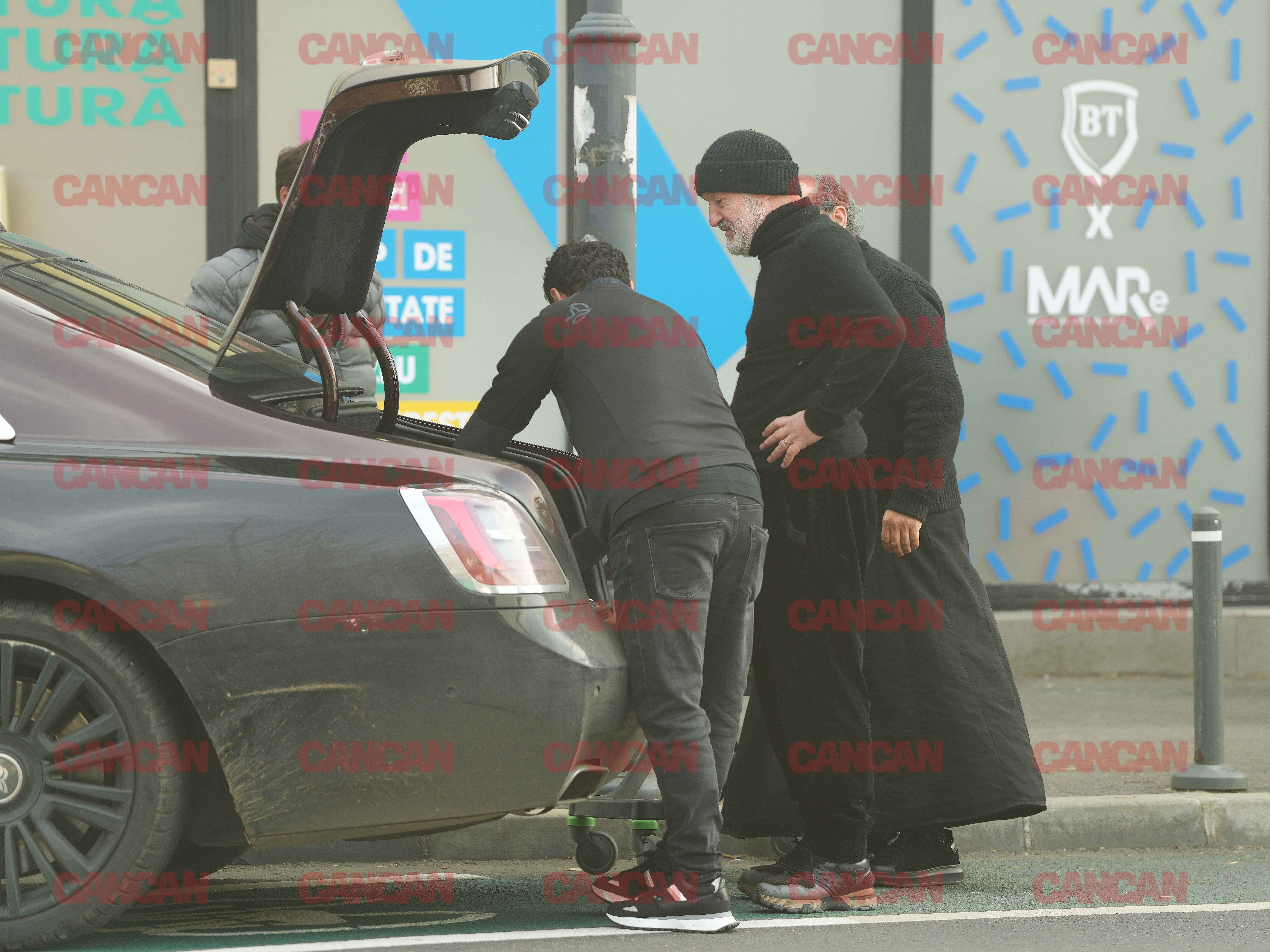 Luțu, mâna dreaptă a lui Gigi Becali, așază pungile în protbagajul Rollce-Royce-lui