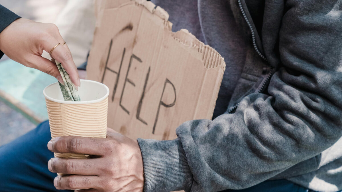 Imagine Stire Cerșetorul român care i-a uimit pe polițiștii italieni! Câți bani au găsit carabinierii în buzunarul său | 2review.ro